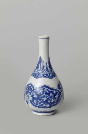 Peervormige vaas met geschulpte velden met witte ranken op een blauwe achtergrond - Anonymous