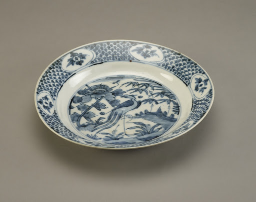 Zhangzhou ware dish with design of phoenix and peony