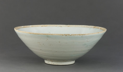 Bowl with incised and combed decoration of lotus