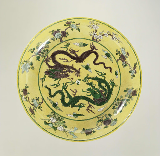 Saucer-dish with pearl chasing dragons against a yellow ground - Anonymous