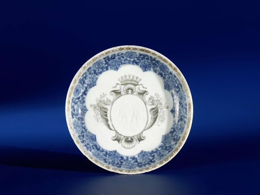 Saucer with a crowned monogram and floral scrolls - Anonymous
