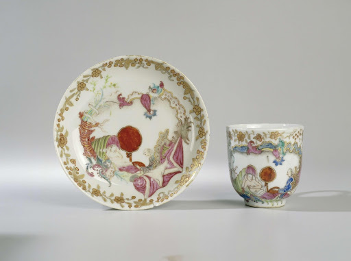 Bell-shaped cup and saucer with an erotic scene - Anonymous