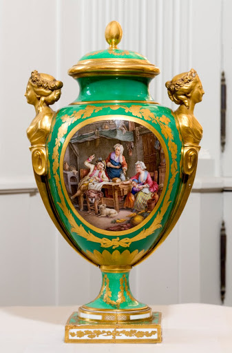 Garniture de trois "Vases des ages" en première et deuxième grandeur - Manufacture de Sèvres