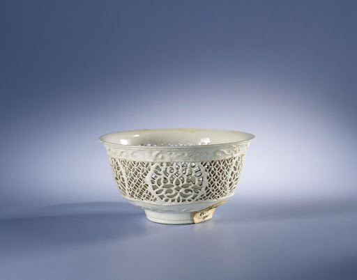 White bowl with pierced sides and flower sprays in relief - Anonymous