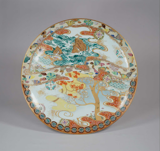 Large Dish, Stormy coast, shell, autumn foliage and cherry blossom design in overglaze enamel and gold / Arita ware - Tsuji Katsuzo