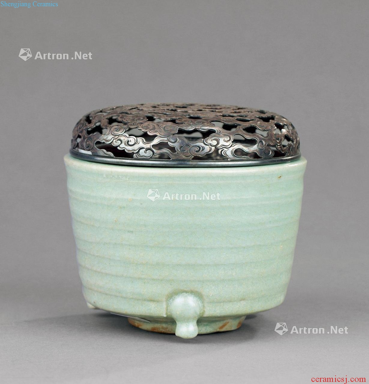 Yuan dynasty (1279-1368), longquan celadon bowstring grain three-legged incense burner