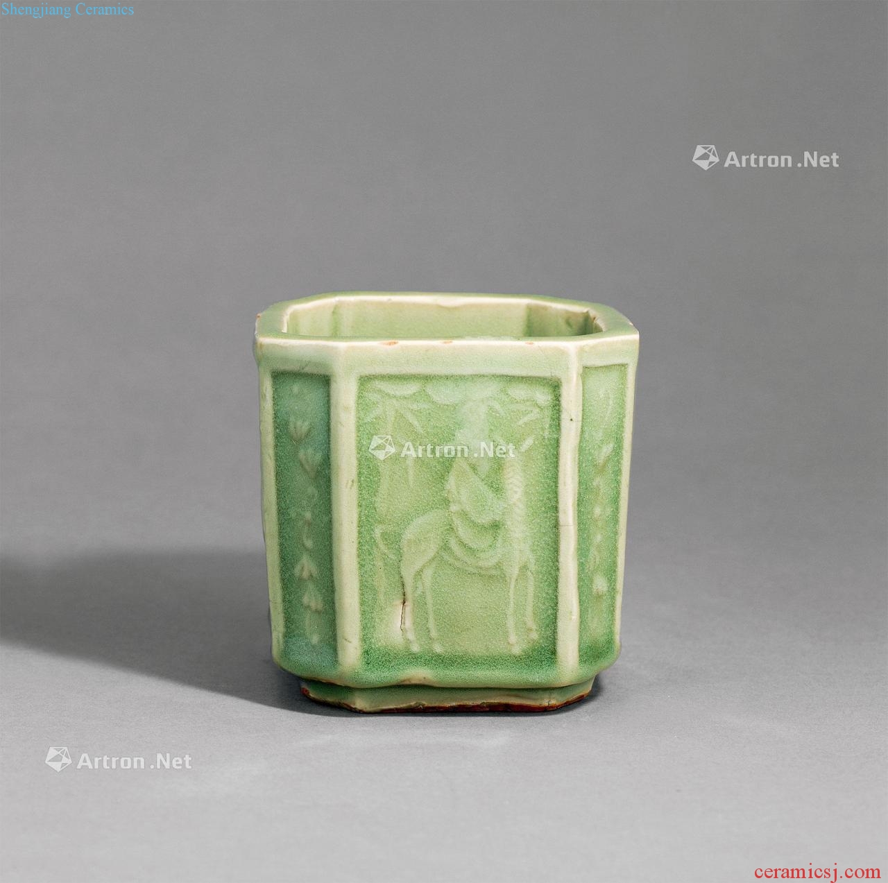 In the Ming dynasty (1368-1644), longquan celadon anise characters grain furnace
