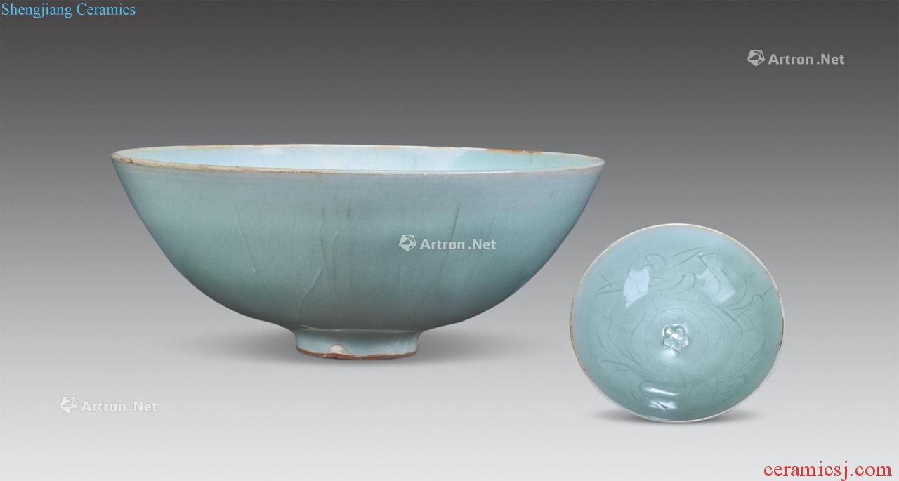 In the Ming dynasty Longquan celadon hand-cut bowl