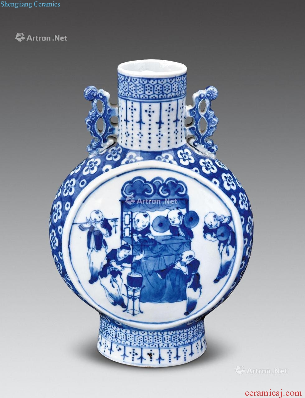 In the qing dynasty Blue and white medallion characters tattooed on bottles