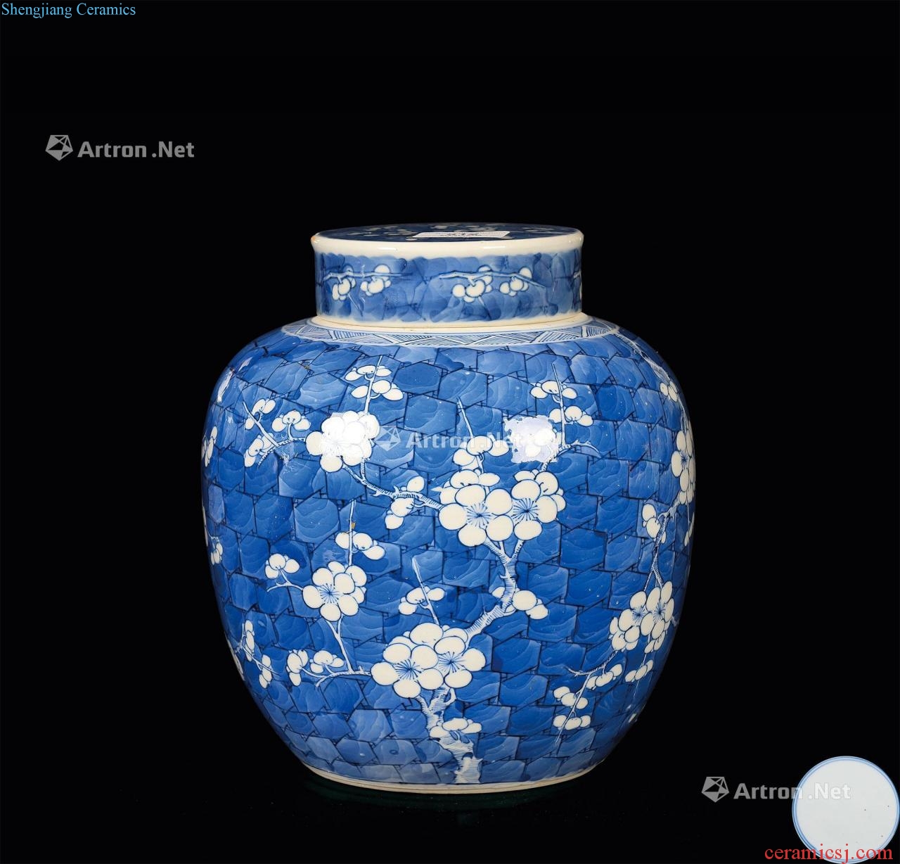 In the qing dynasty Blue and white ice may cover tank