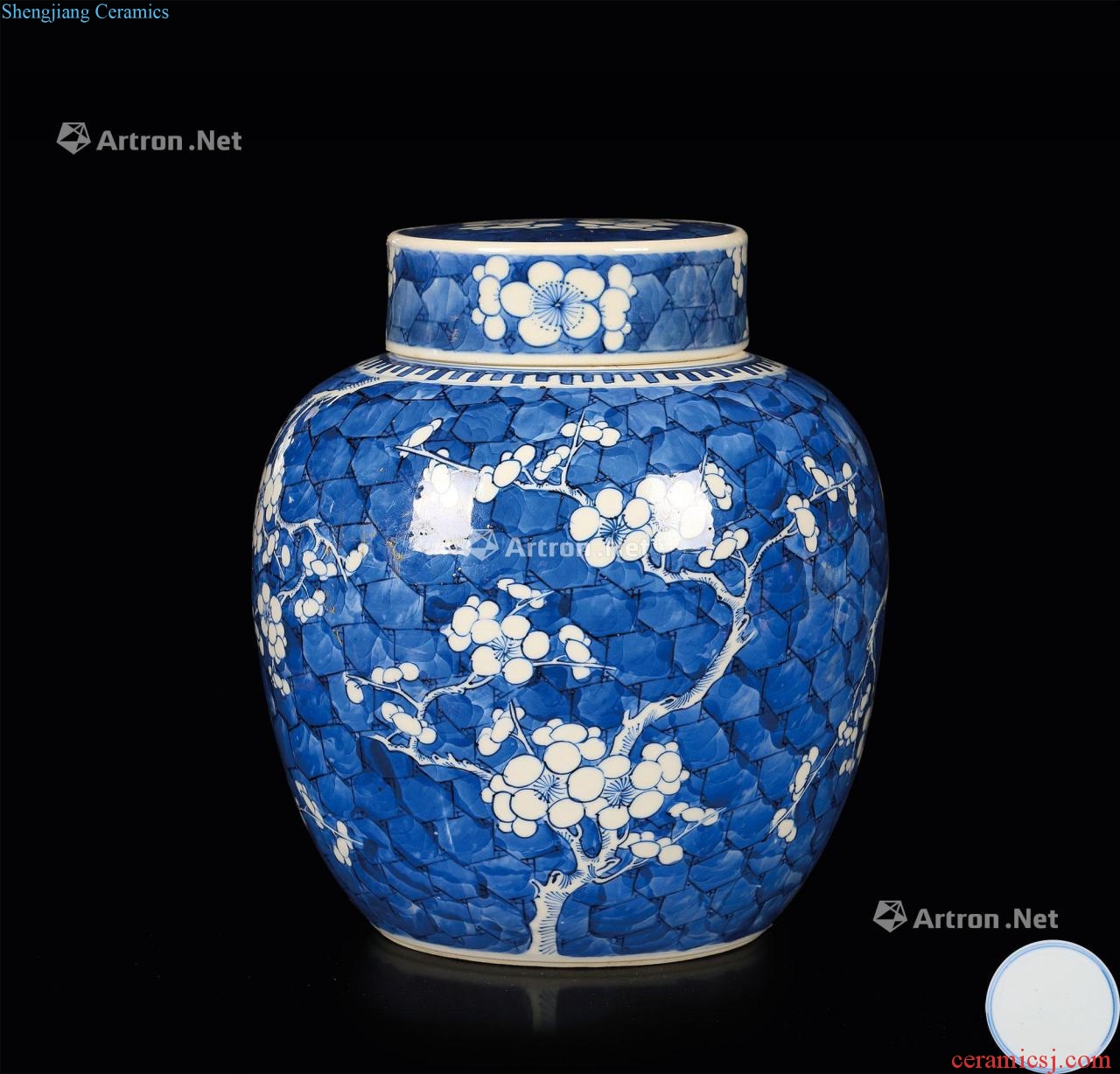 In the qing dynasty Blue and white ice may cover tank