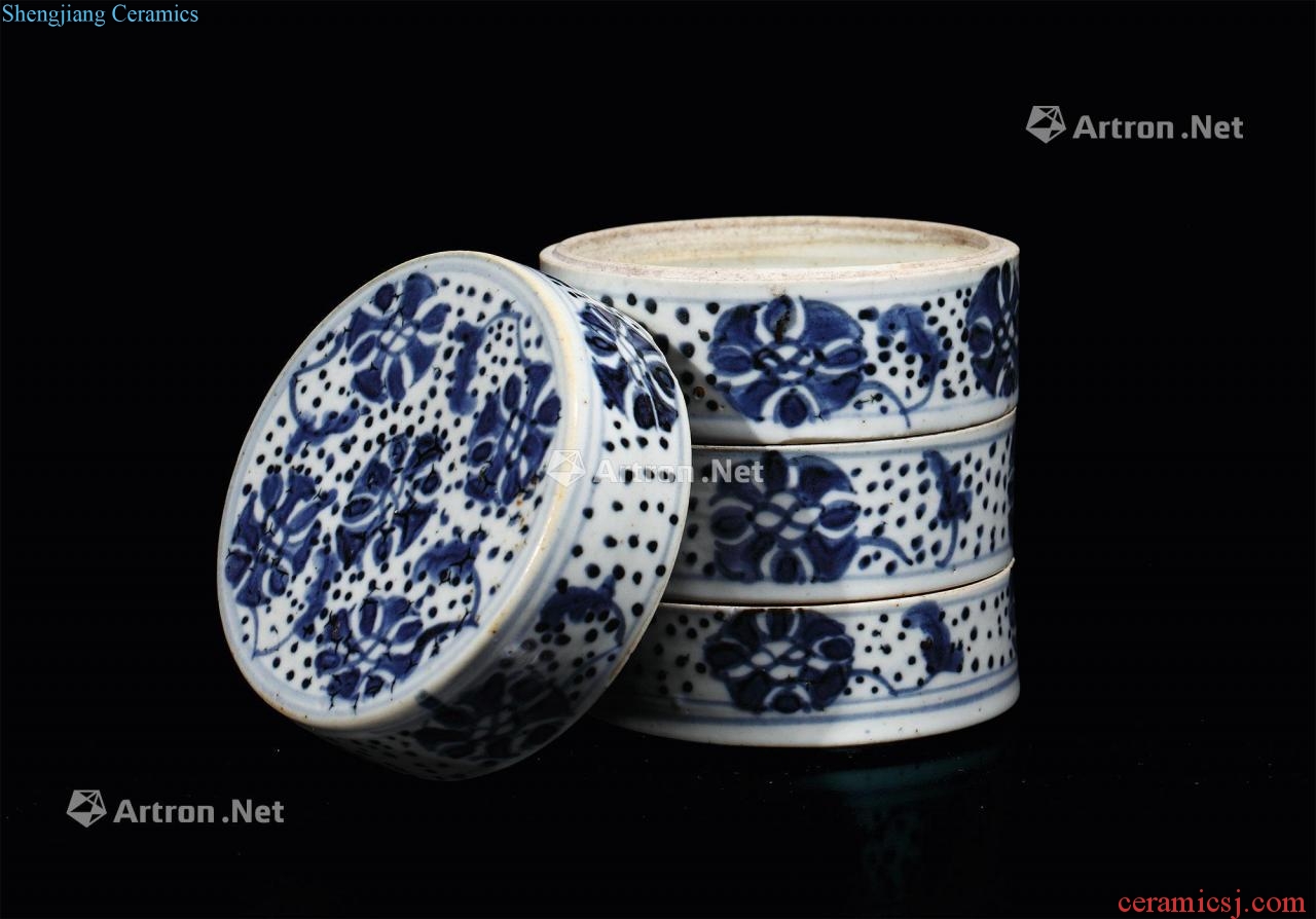 In the qing dynasty Blue and white flower grain four drawer box