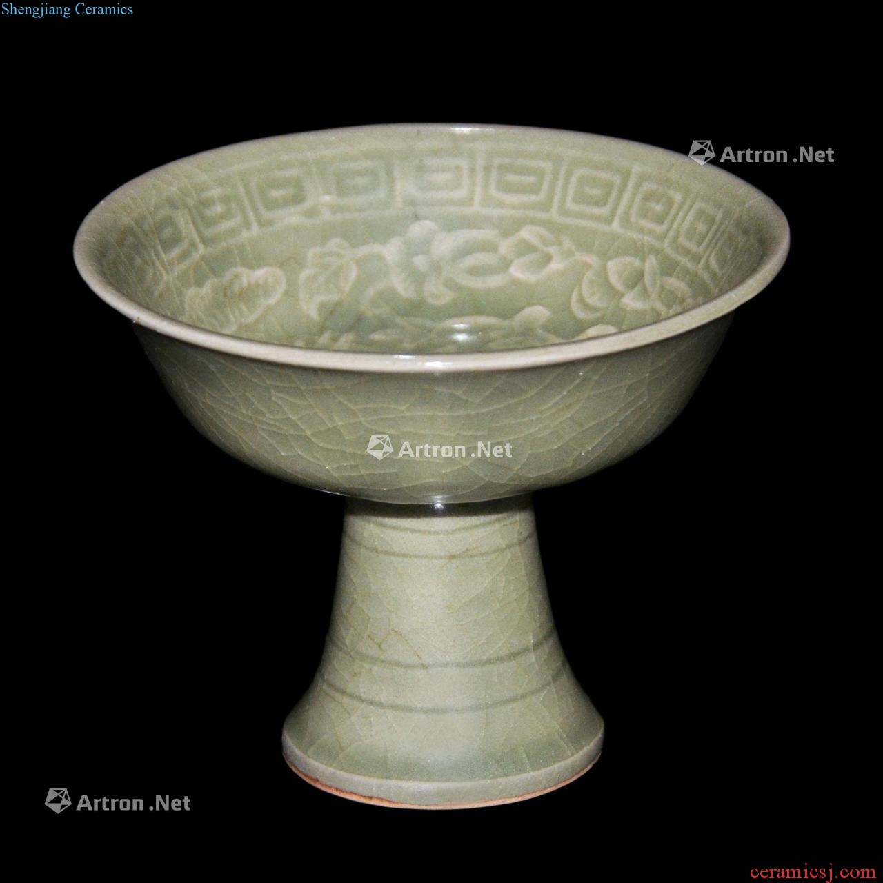 The song dynasty Plum green glaze yao state kiln carved flower phoenix grain footed cup back