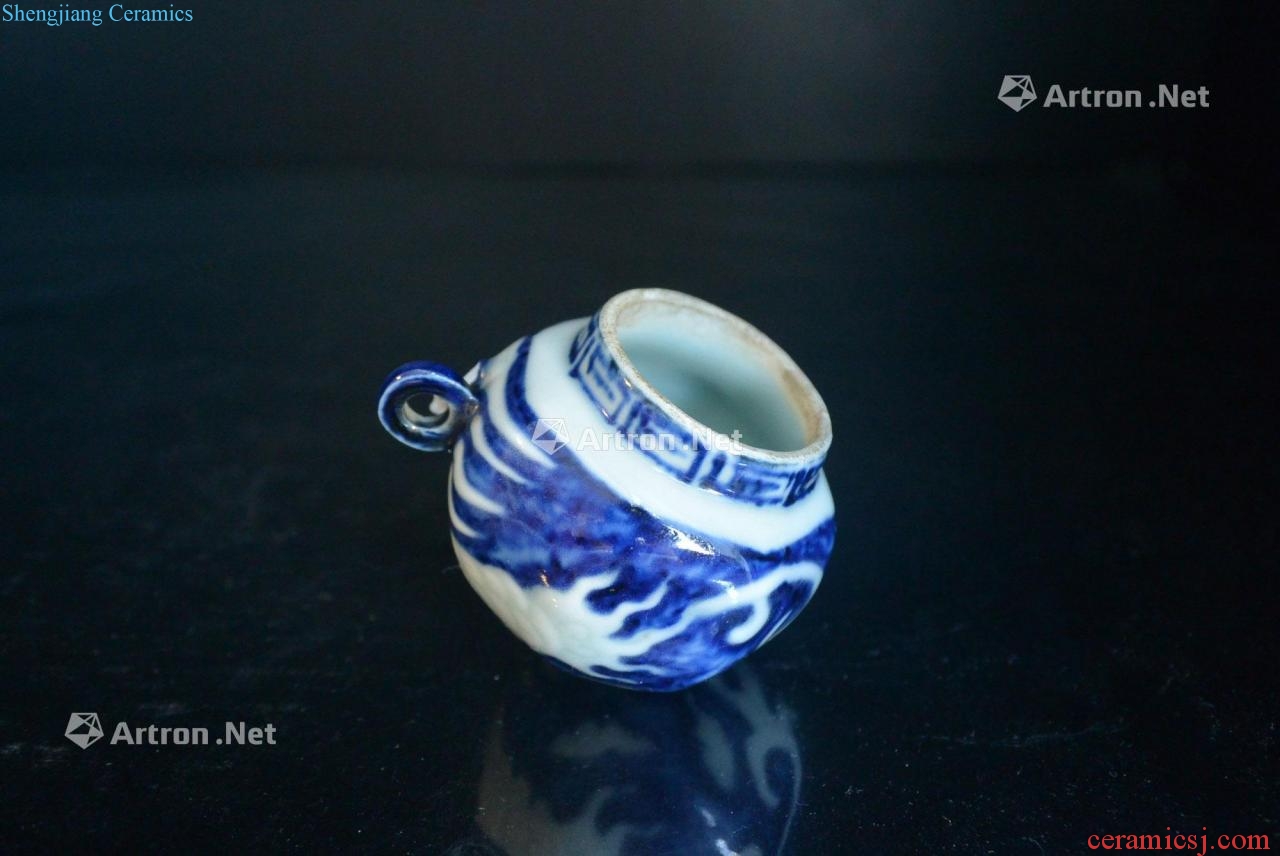 Ming xuande Ming xuande Blue and white and dark carved dragon bird feed tank