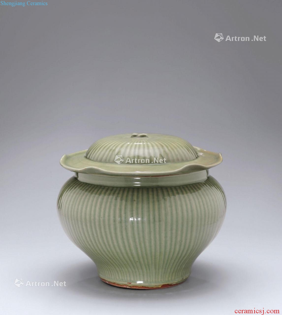 yuan Longquan green glaze straight ribbed lotus leaf cover tank