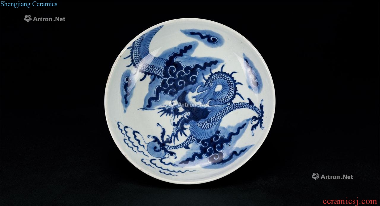 In the 18th century qing Blue and white dragon disc