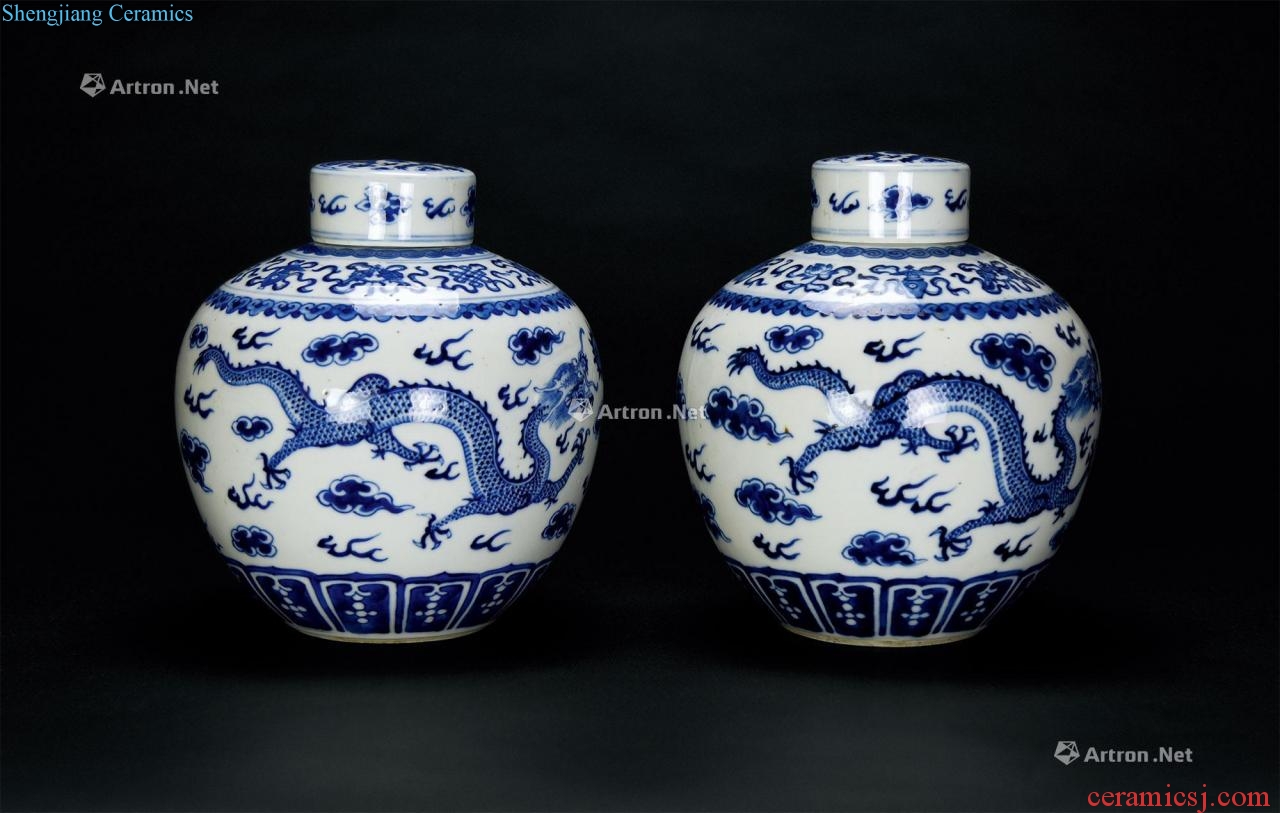 The late qing dynasty blue-and-white 'dark sweet dragon playing bead cover tank