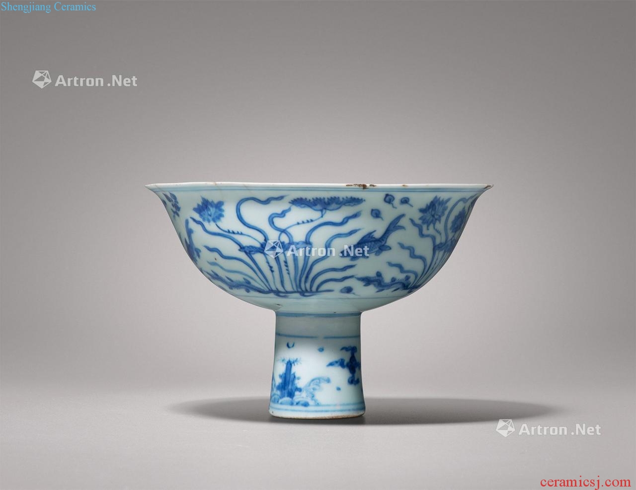 Ming of the 15th century Blue and white fish grain footed bowl