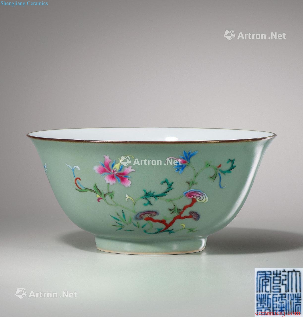 Qing qianlong pea green glaze pastel flowers five bats green-splashed bowls