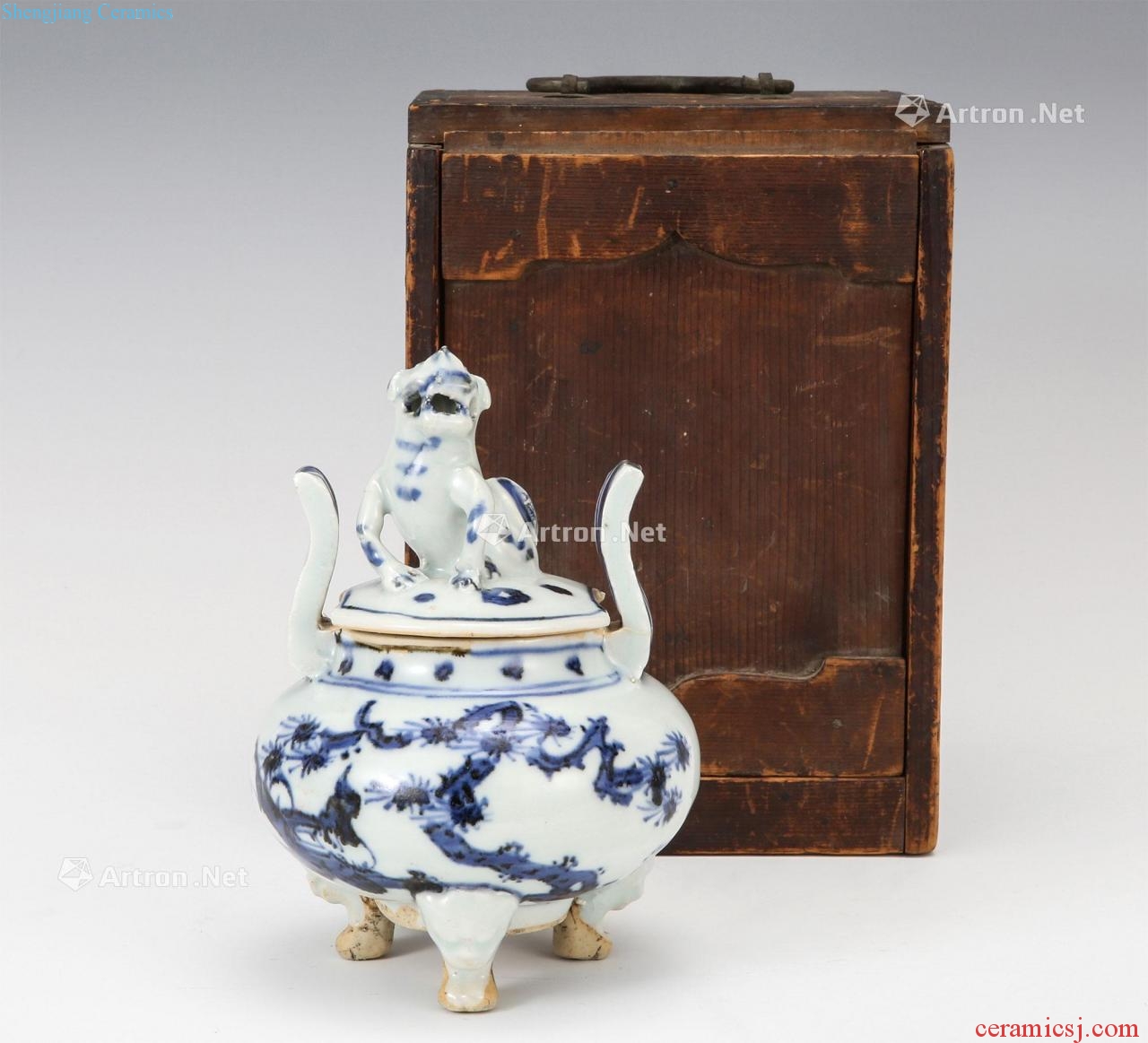 Ming Blue and white loose grain lion button cover furnace