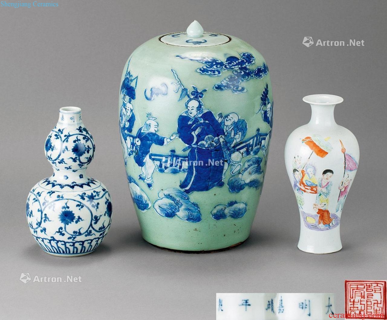 In the qing dynasty Blue and white lotus flower grain bottle gourd Pastel character lines goddess of mercy bottle Pea green to blue and white character lines lotus seed tank (a group of three)