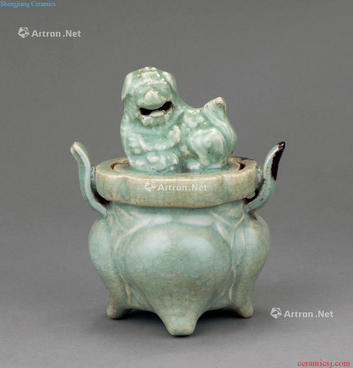 In the Ming dynasty Celadon lion button ears four feet, incense burner