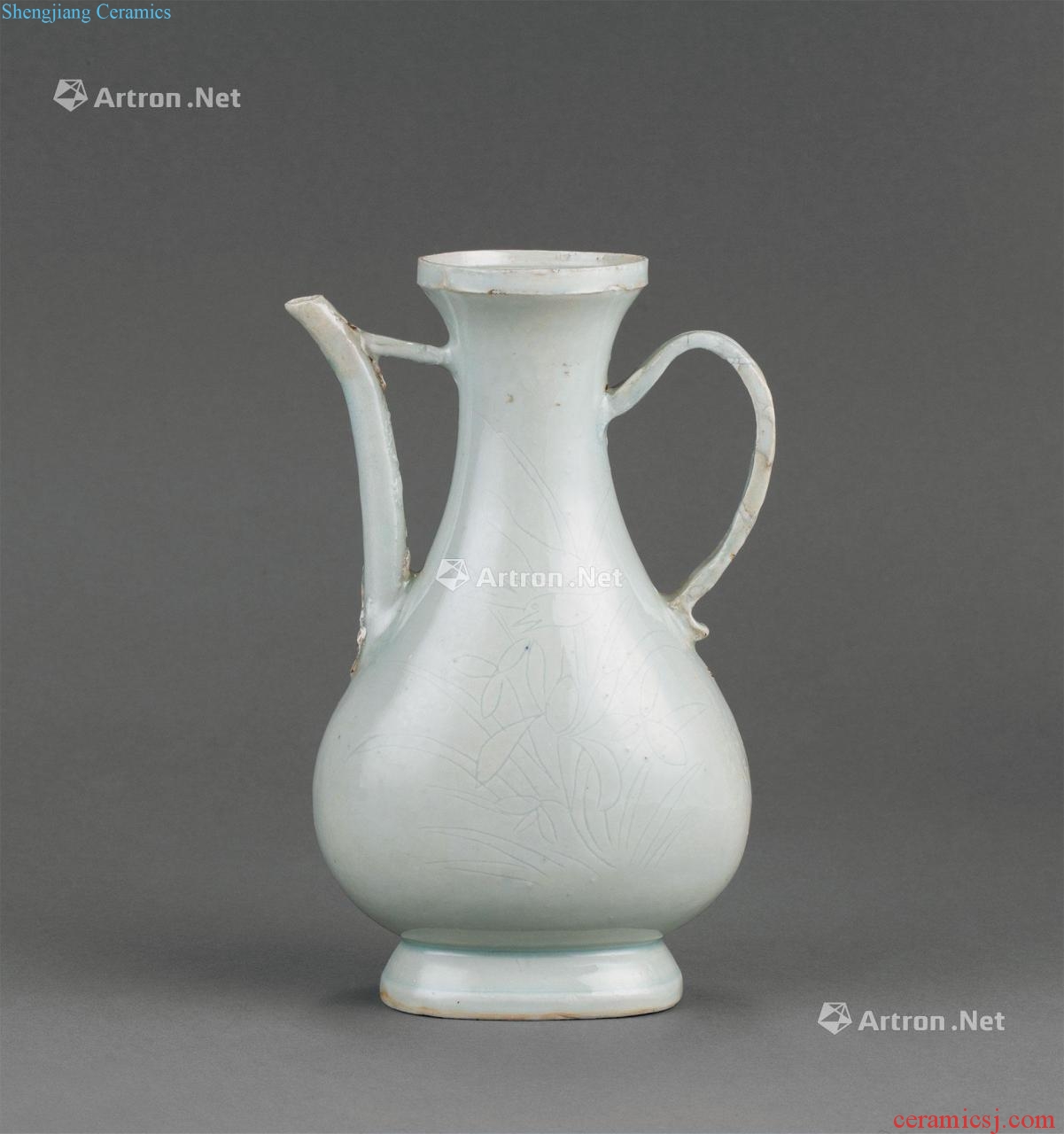 In the early Ming Sweet white glaze painting of flowers and grain ewer