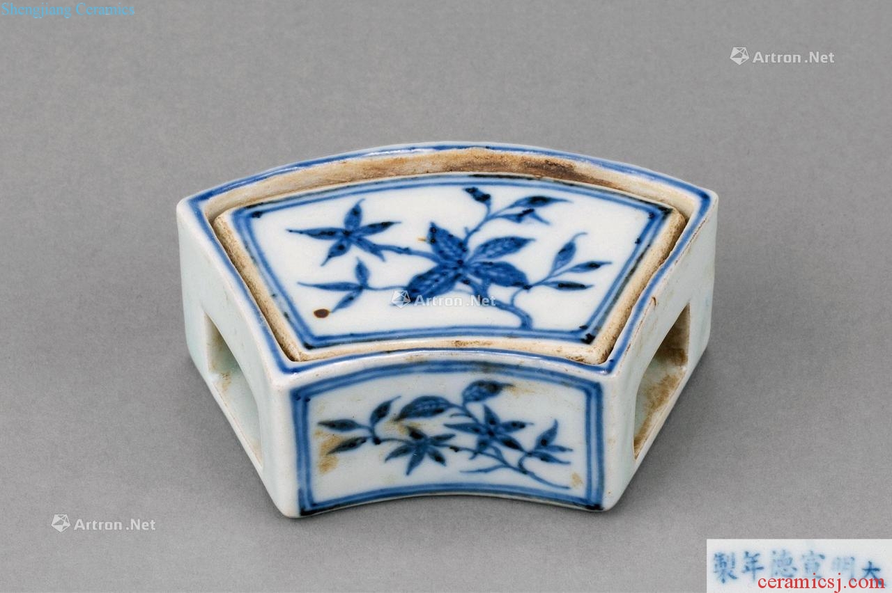 In the Ming dynasty Blue and white flower grain sector incense boxes