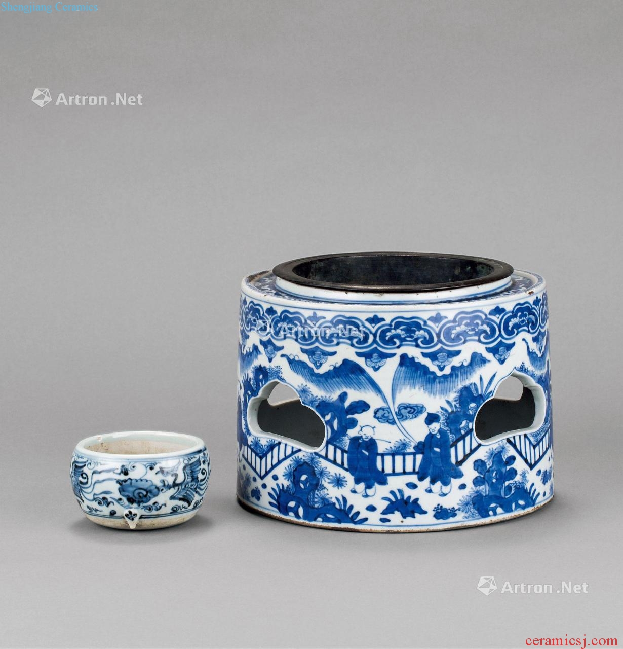 In the Ming dynasty Blue and white grain three-legged incense burner A group character WenXiangLu (2)