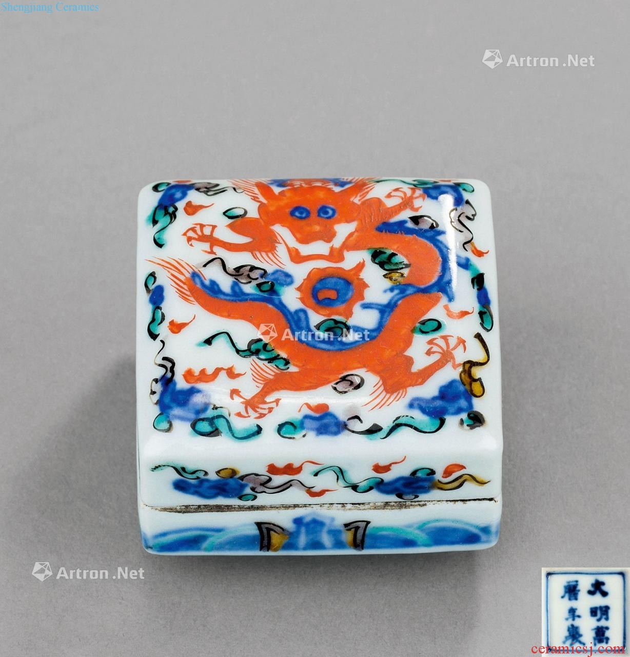 In the Ming dynasty Five dragon grain square box