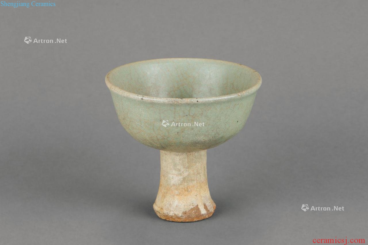 In the early Ming Longquan celadon celadon high fa cup