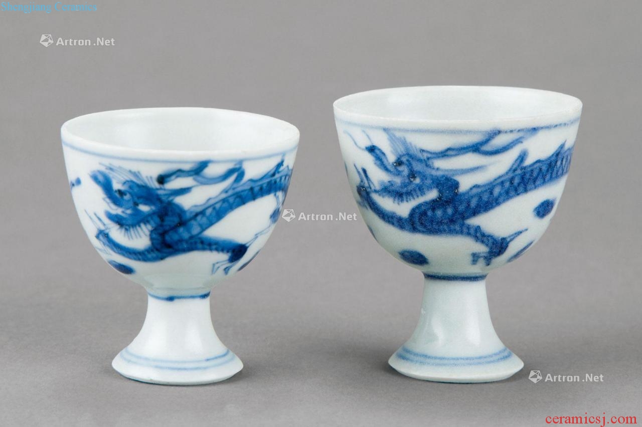 In the Ming dynasty Blue and white dragon high enough small cup (a)