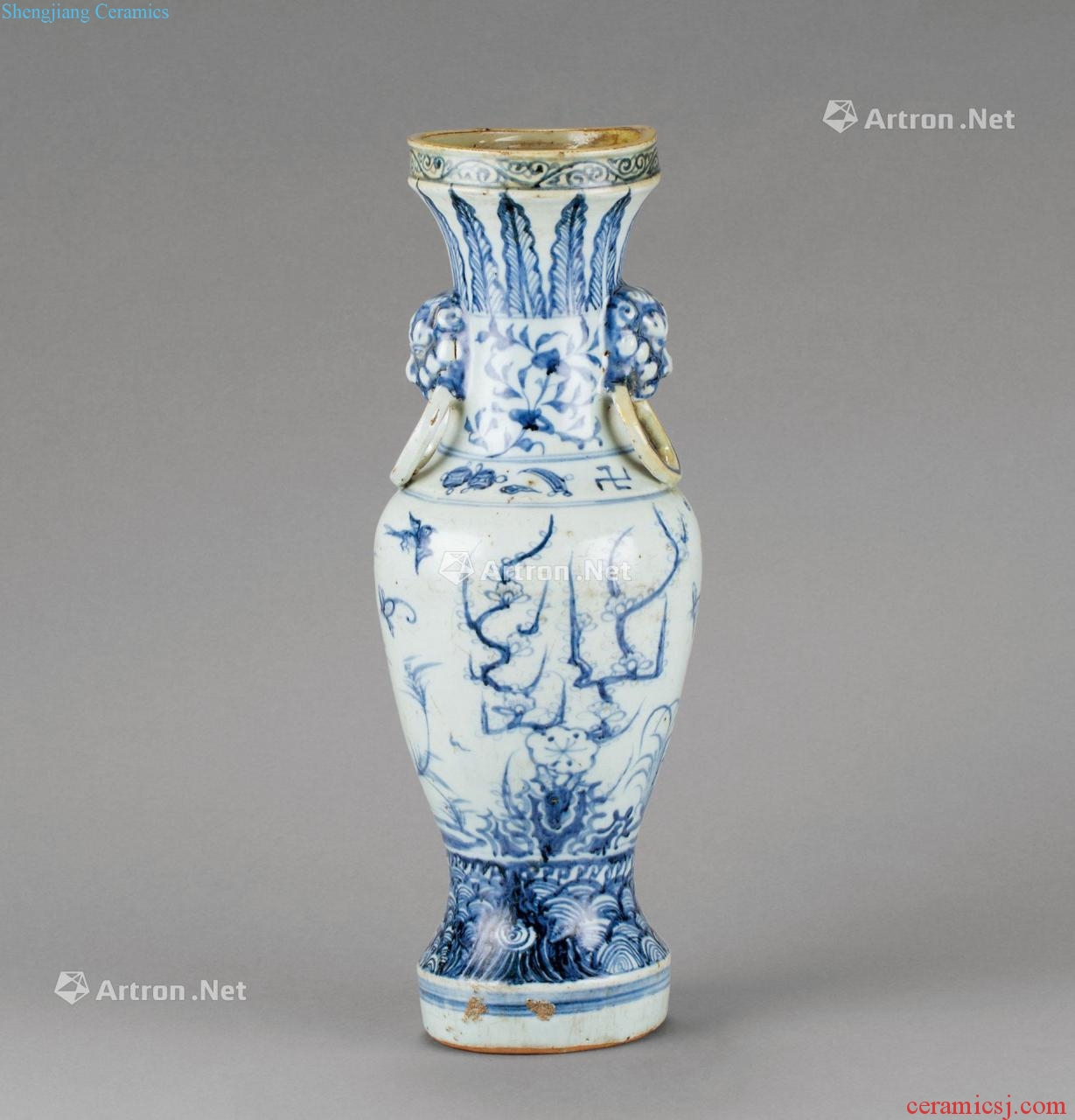 In the Ming dynasty Blue and white vase with a landscape painting of flowers and grain double door knocker