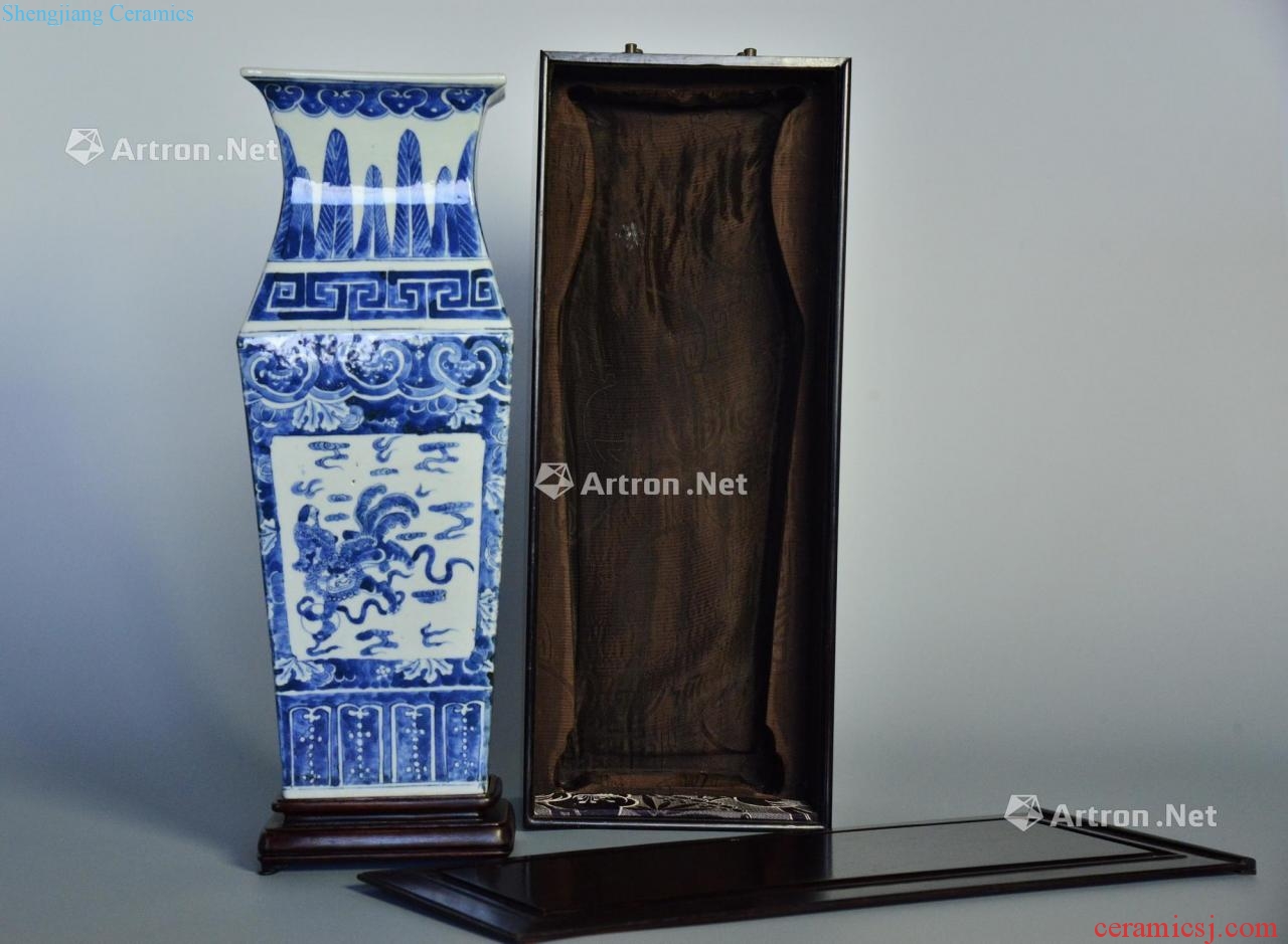 Mid qing Blue and white vase with red sandalwood lion grain original box