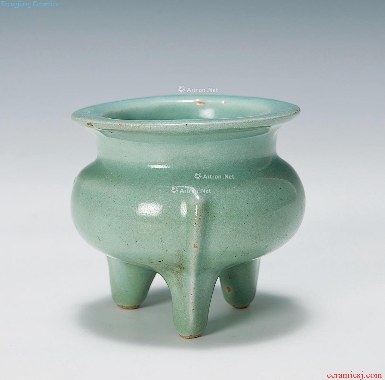 The song dynasty longquan glaze furnace with three legs