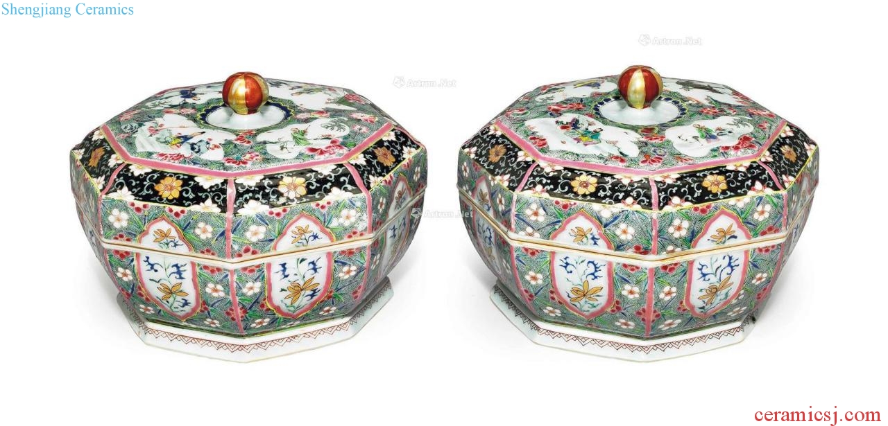 Yongzheng period, 1723-35 years A RARE PAIR OF FAMILLE ROSE OCTAGONAL BOXES AND COVERS