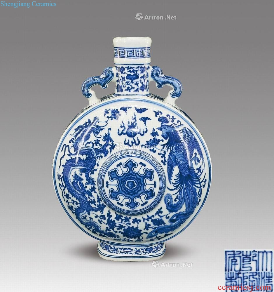 Emperor qianlong Blue and white ears longfeng tattoos on bottle