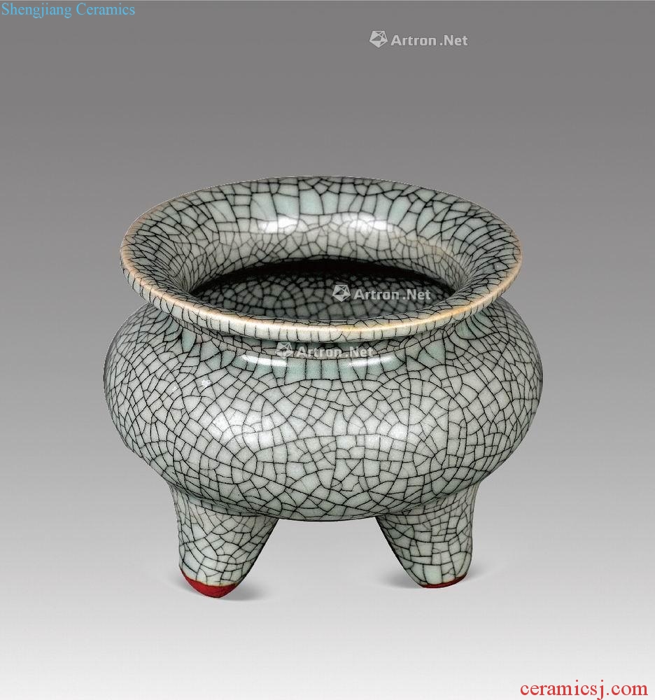 The song dynasty Elder brother kiln pea green glaze furnace with three legs