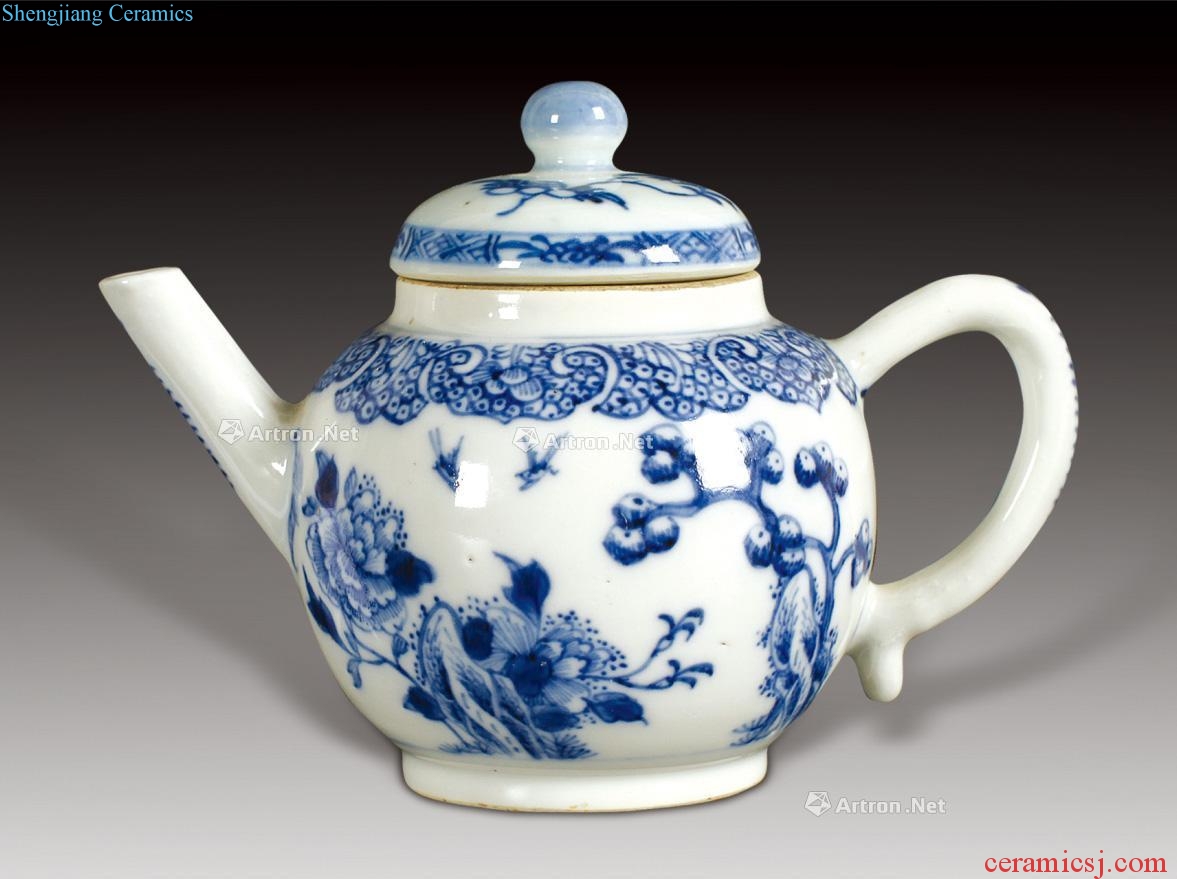 Emperor qianlong Blue and white flower on the teapot