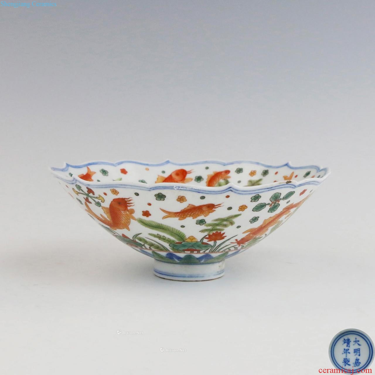 Bright, colorful fish grain kwai mouth hat to bowl