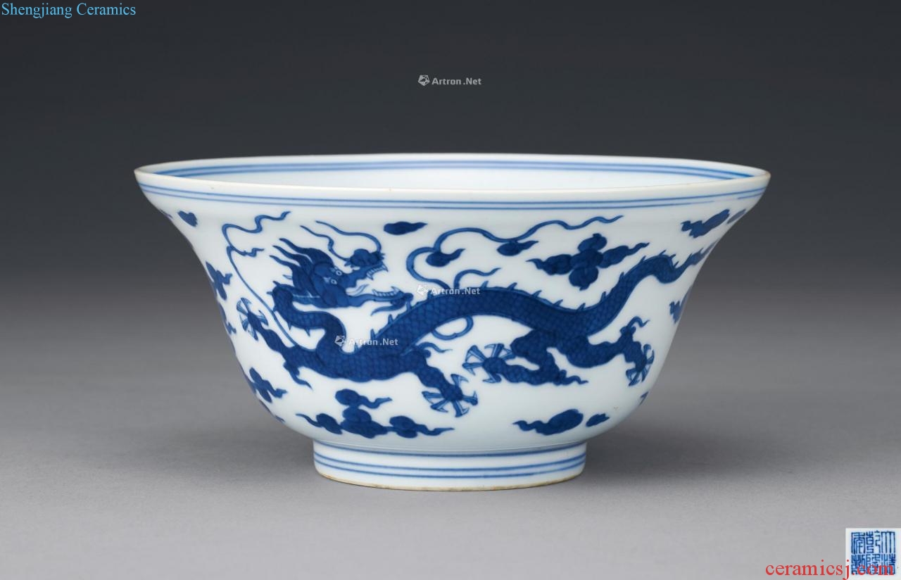 Qing qianlong Blue and white dragon playing pearl green-splashed bowls