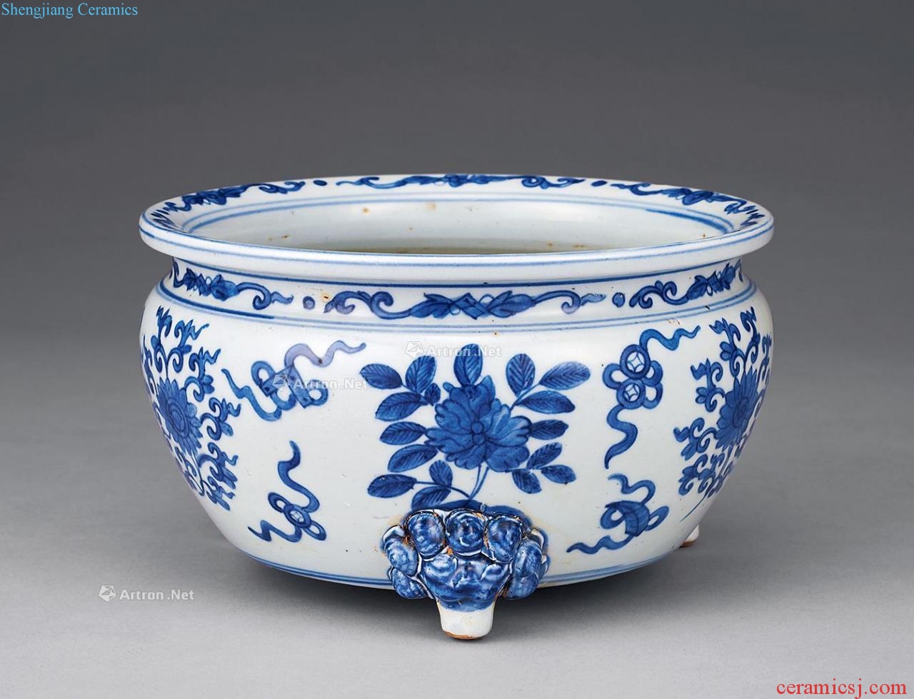 qing Blue and white flower beast furnace with three legs