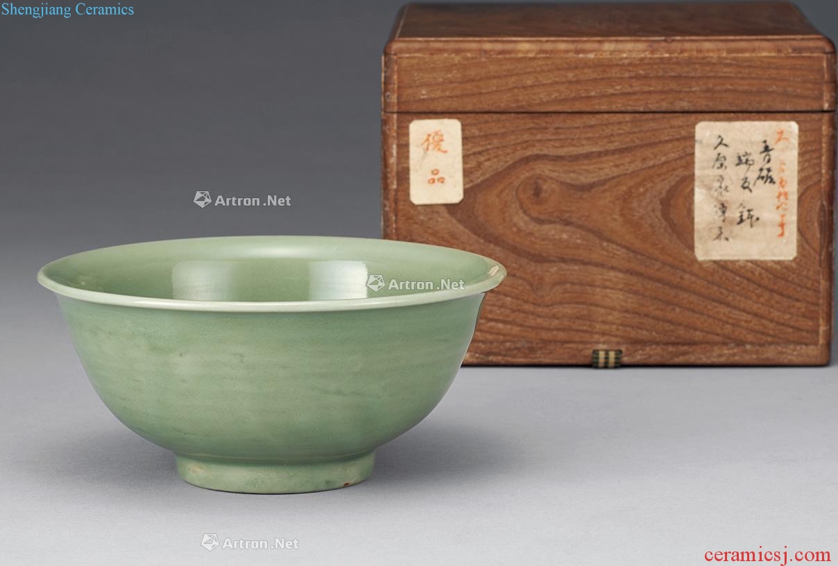 Ming dynasty celadon element face green-splashed bowls