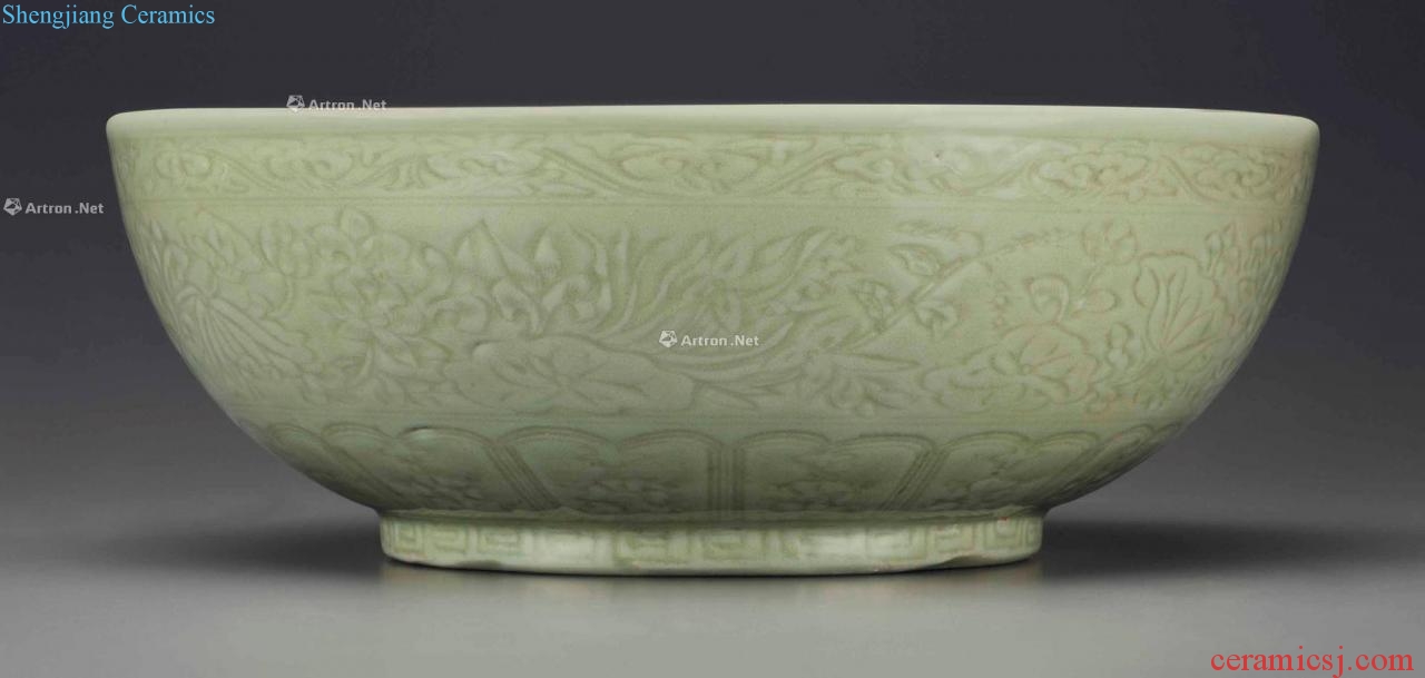Ming generation in the 15th century A VERY RARE LARGE LONGQUAN CELADON CARVED BOWL