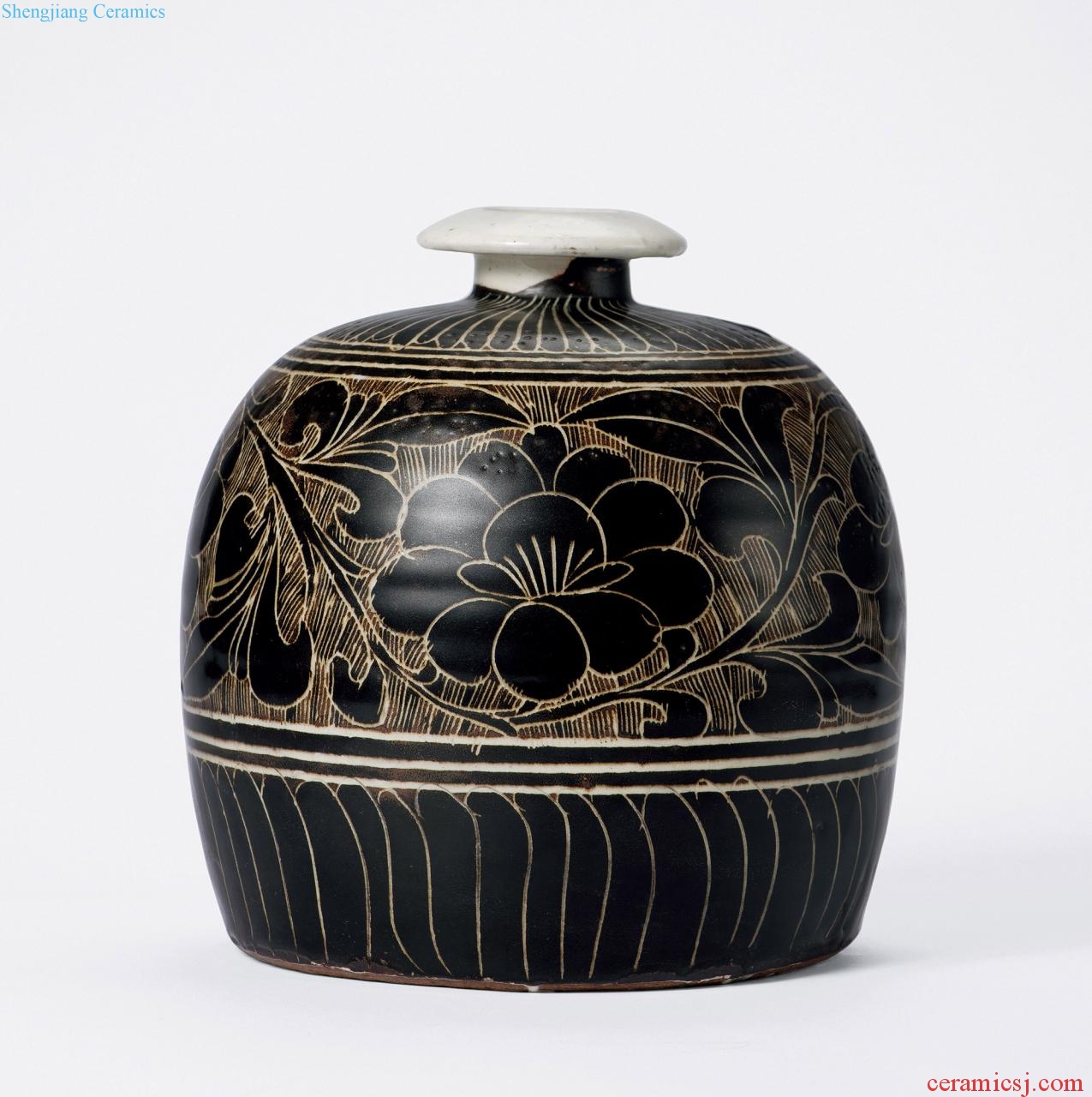 Northern song dynasty (960-1127), the black glaze carved carved peony grains small mouth bottles
