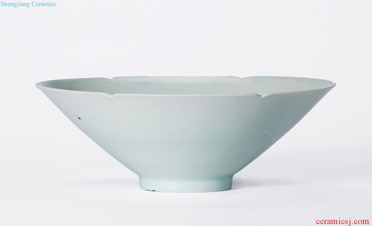 Song dynasty (960-1279), green white glazed carved water fish grain kwai bowl