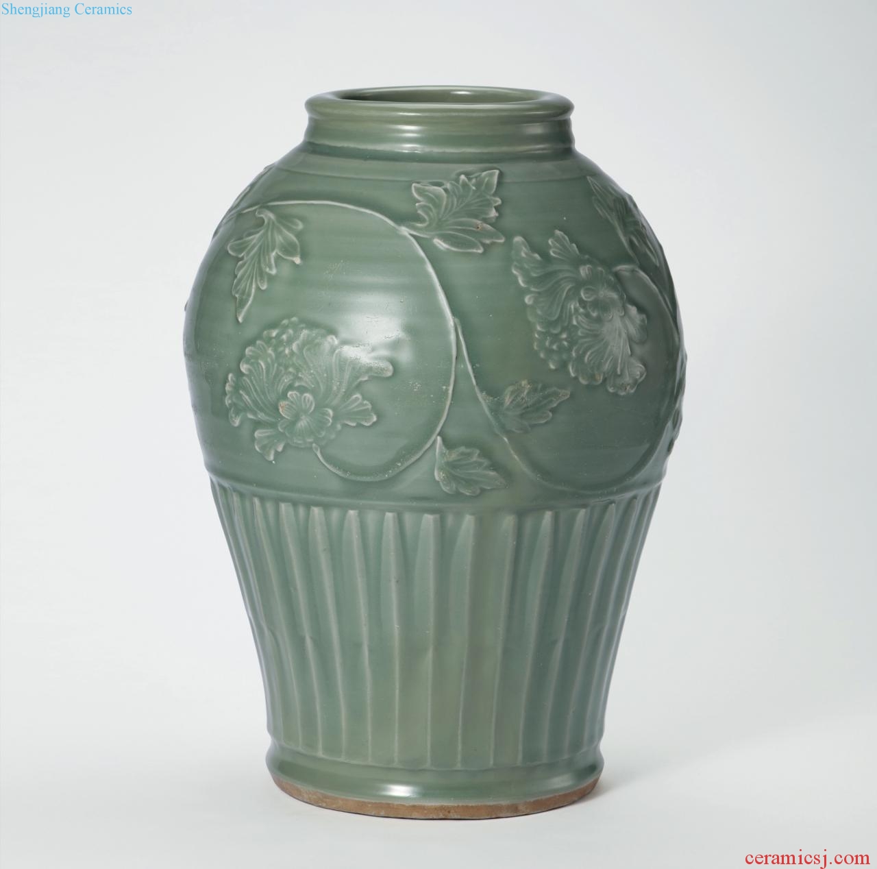 The southern song dynasty, yuan Longquan celadon glaze decals flower grain bottle