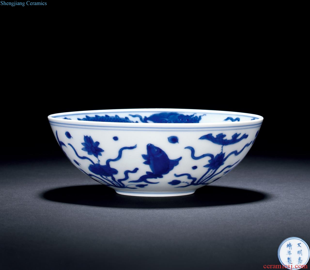 The qing emperor kangxi Blue and white longfeng fish algae lines lie the foot bowl