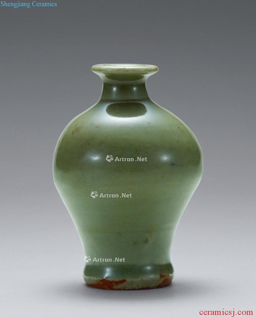 Early Ming dynasty Longquan celadon xiaomei bottle