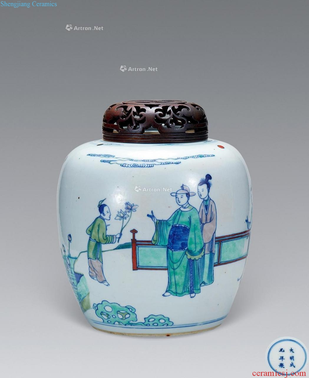 Kangxi bucket color character canister (with wooden cover)